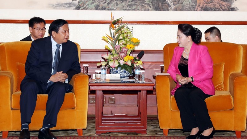 国会主席阮氏金银会见中国企业领导代表。（图片来源：越通社）