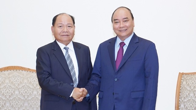 阮春福总理同坎曼·舒魏勒部长握手。