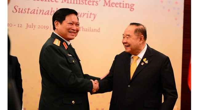 吴春历部长同泰国国防部长。（图片来源：越通社）
