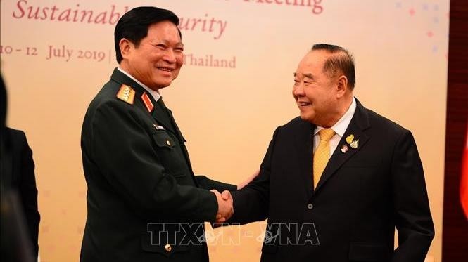 国防部部长吴春历大将与泰国国防部长。（图片来源：越通社）