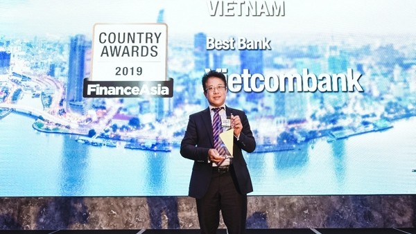 越南外贸股份商业银行驻中国香港的越南金融公司经理阮玉班领奖。