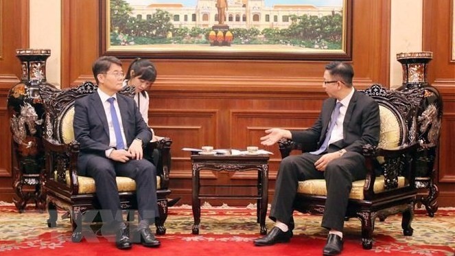 胡志明市人民议会副主席范德海会见了韩国国会副秘书长Kim Soo Heung。（图片来源：越通社）