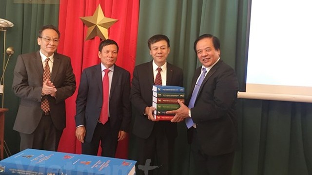 捷克-越南大辞典在越南驻捷克大使馆总部正式问世。（图片来源：越通社）