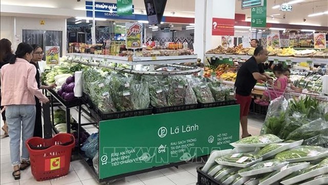 平定省“Lá Lành”（良叶）放在超市货架上销售。
