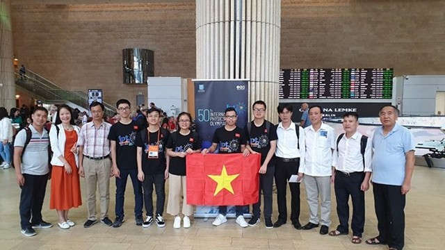 参加2019年第50届国际物理学奥林匹克竞赛的越南学生合影。（图片来源：越通社）
