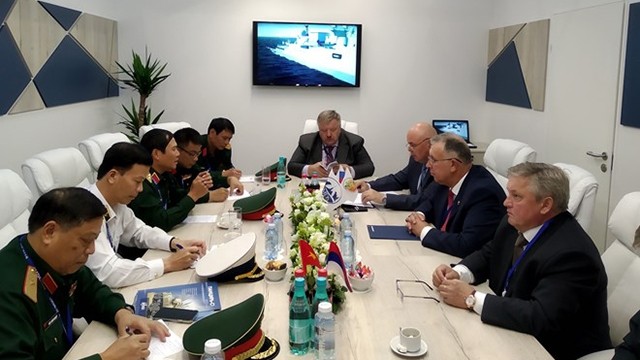 阮新疆中将一行与俄罗斯国防产品出口公司领导举行工作会谈。（图片来源：越通社）