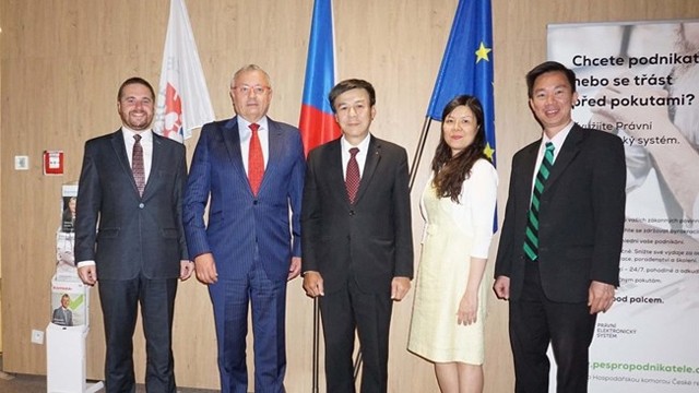 越南驻捷克大使胡明俊同捷克商会主席弗拉基米尔· 德罗西合影。