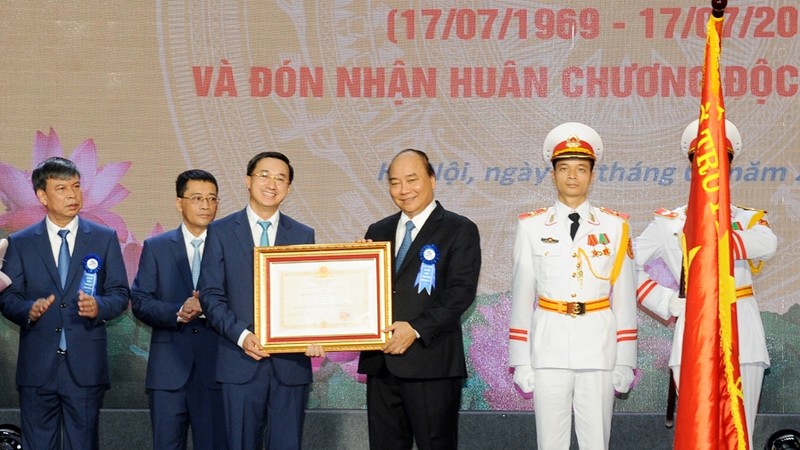 阮春福总理向K医院授予三级独立勋章。（陈海 摄）
