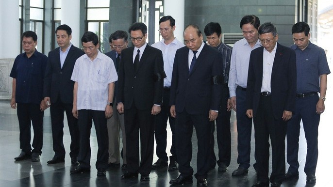 阮春福总理和各位国家领导吊唁黄瘁教授。（图片来源：劳动者报）