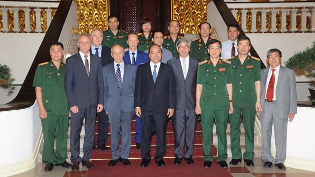 越南政府总理阮春福与胡志明主席遗体保存状况评估医学科学委员会代表合影。（陈海 摄）