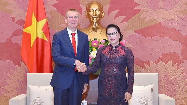越南国会主席阮氏金银会见拉脱维亚外长埃德加斯•林克维奇斯。