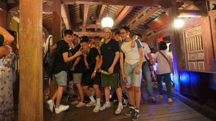 越侨青年和大学生参观广南省会安市。