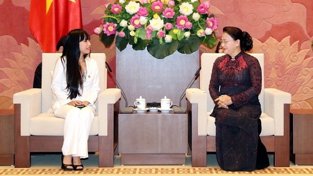 越南国会主席阮氏金银会见法越议员友好小组主席史蒂芬妮·杜。