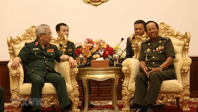柬埔寨副首相兼国防大臣迪班会见越南军事代表团。（图片来源：越通社）