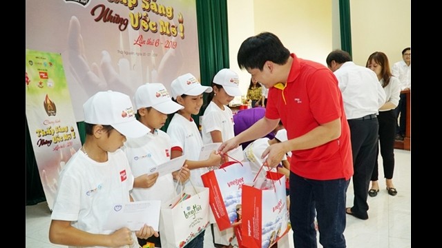 越捷航空公司向贫困儿童赠送奖学金和慰问品。（图片来源：越捷提供）