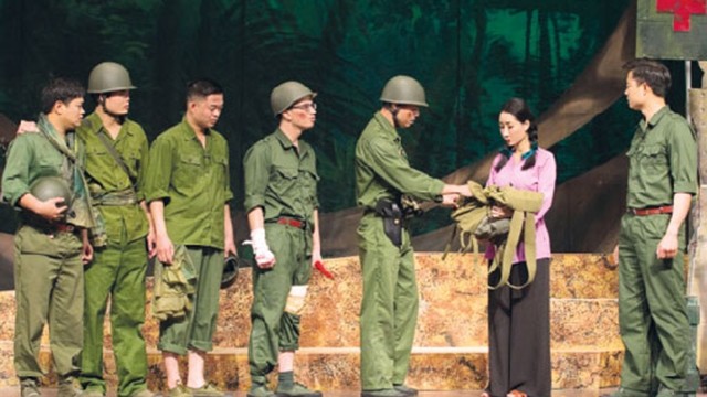 附图：河内戏剧院剧目《双眼》参加韩国国际戏剧节。