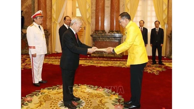 越共中央总书记、国家主席阮富仲接受泰国驻越特命全权大使Tanee Sangrat递交国书。（图片来源：越通社）