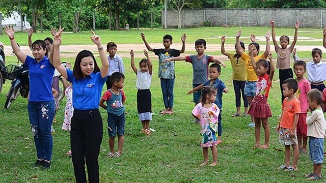 河内青年志愿者教地方青少年跳舞。