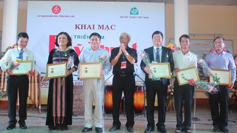 越南美术协会代表向各名个人颁发奖项。
