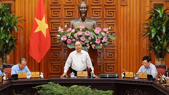 阮春福总理在政府常务会议上发表讲话。（图片来源：陈海 摄）