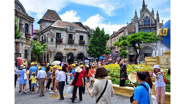 附图：越南多措并举吸引外国游客前来观光旅游。