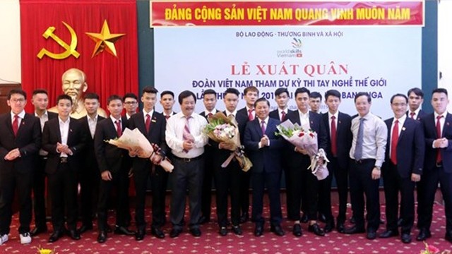 参加第45届世界技能大赛的越南代表团出征仪式。