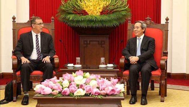 阮文平部长和弗朗索瓦•潘绍先生。（图片来源：越通社）