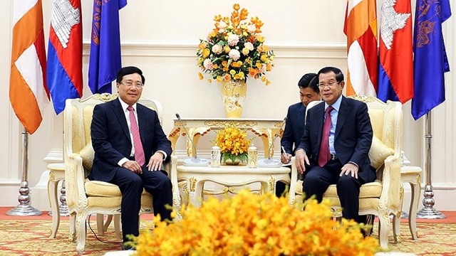 越南政府副总理兼外交部长范平明礼节性拜会柬埔寨首相。（图片来源：世界和越南报）