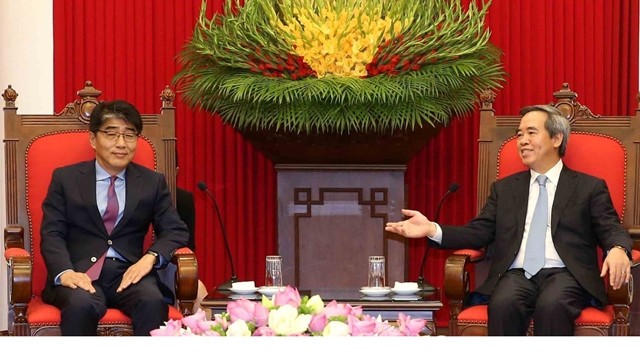 阮文平部长会见国际劳工组织驻越代表处首席代表李昌徽。（图片来源：越通社）