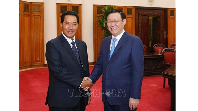 越南政府副总理王廷惠会见老挝国会副主席。（图片来源：越通社）