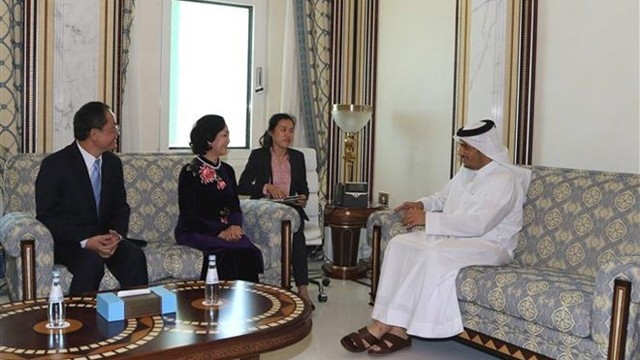张氏梅女士会见卡塔尔副首相兼外交大臣穆罕默德·本·阿卜杜拉赫曼·阿勒萨尼。（图片来源：越通社）