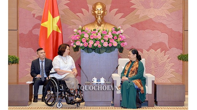 越南国会副主席丛氏放会见美国联邦参议员谭美•达克沃斯。（图片来源：quochoi.vn）