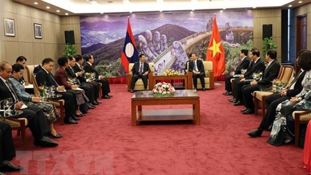 岘港市委书记张光义会见老挝国会副主席本邦∙布达纳冯。