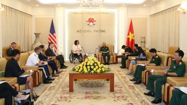 越南人民军副总参谋长会见美国参议员。（图片来源：边防报）
