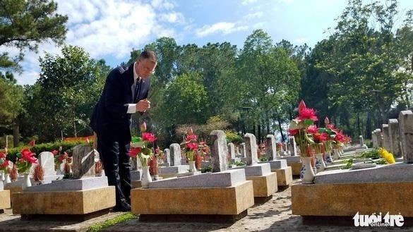 美国驻越大使克里滕布林克拜谒长山国家烈士陵园。（图片来源：年轻人报）