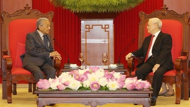 越共中央总书记、国家主席阮富仲会见马来西亚总理马哈蒂尔。