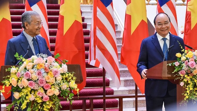 阮春福总理和马来西亚总理马哈蒂尔•穆罕默德。（图片来源：国际报）