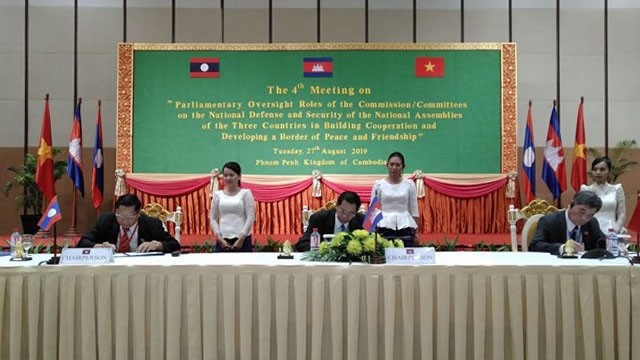 柬老越三国国会国防与安全委员会签署合作备忘录。