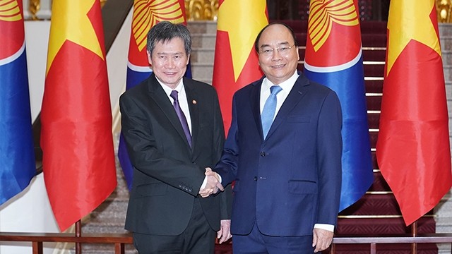 越南政府总理阮春福会见东盟秘书长林玉辉。（图片来源：VGP）