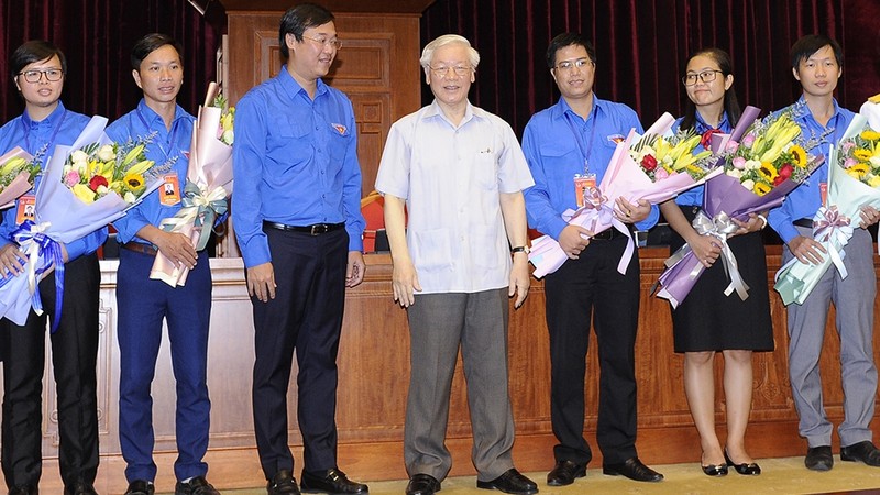 越共中央总书记、国家主席阮富仲和年经党员代表。（图片来源：登科 摄）