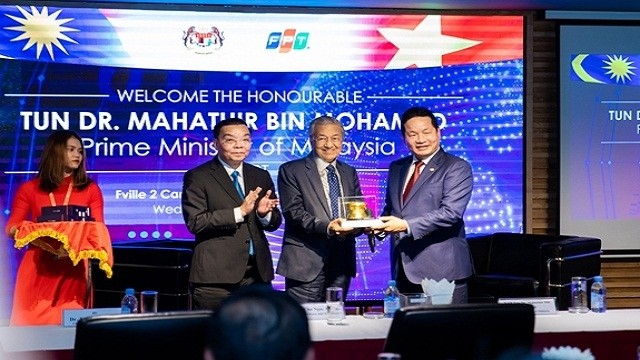 马来西亚总理马哈蒂尔访问越南FPT集团。