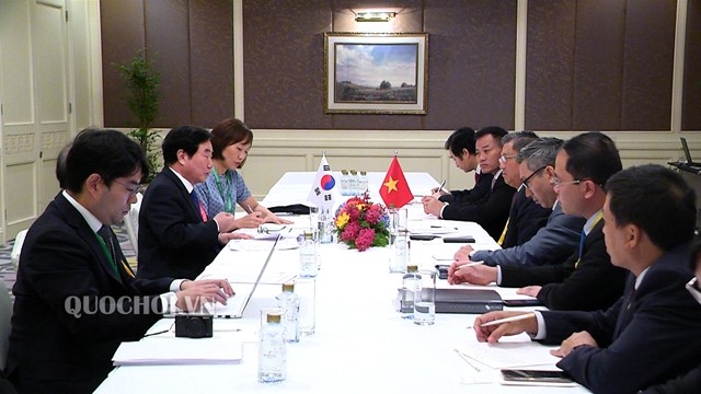 越南国会对外委员会主任阮文饶会见前韩国议会副议长一行。（图片来源：越南国会官网）