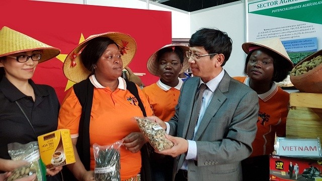 越南驻莫桑比克大使黎辉煌参观越南展位。