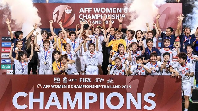 越南女足队夺得2019年东南亚女足锦标赛冠军。