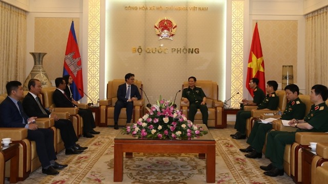 越南国防部部长吴春历会见柬埔寨驻越南大使波拉克。（图片来源：人民军报）