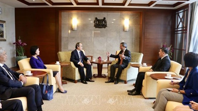 胡志明市市委书记阮善仁会见新加坡外交部长维文。（图片来源：越通社）