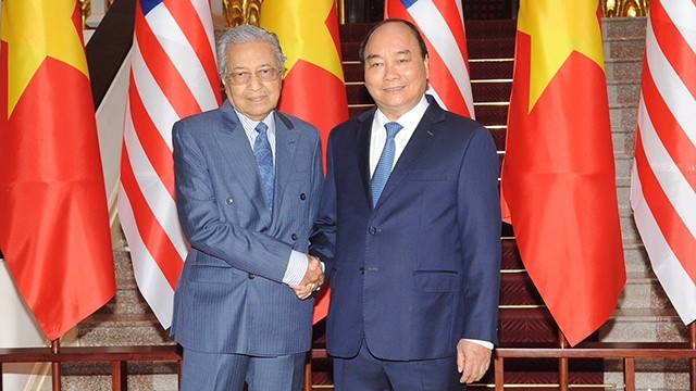 越南政府总理阮春福同马来西亚总理马哈蒂尔•穆罕默德举行会谈。（陈海 摄）