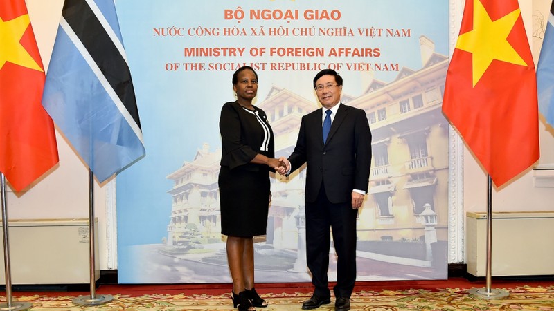 范平明副总理和博茨瓦纳外交事务与合作部部长尤妮蒂•道。（图片来源：国际报）