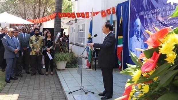 越南驻南非大使发表讲话。（图片来源：越通社）
