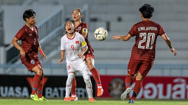 越南女足队（白衫）在场面上展现了顽强拼搏精神。